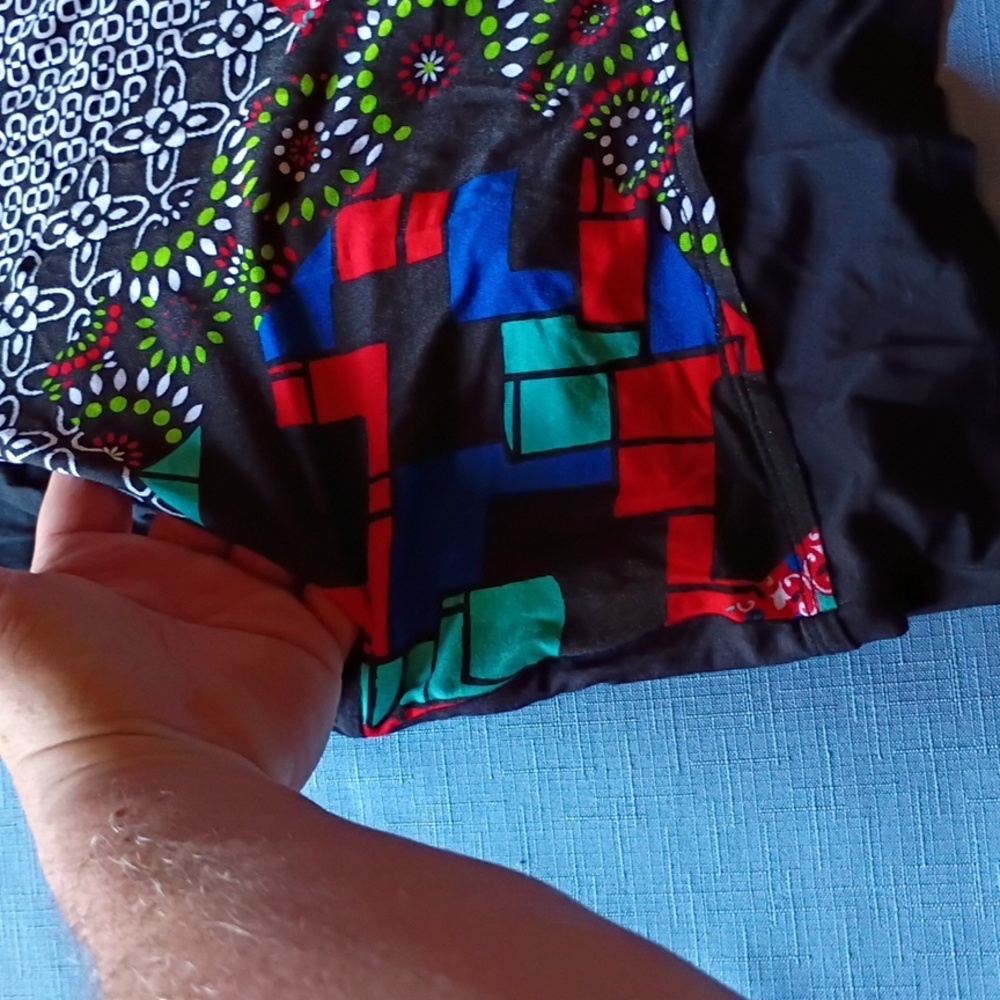Soft Focus Geometric Pattern Top - Picture 4 of 13